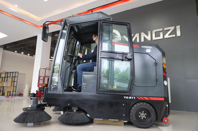 揚子電動掃地機：工廠車間的高效助手.jpg